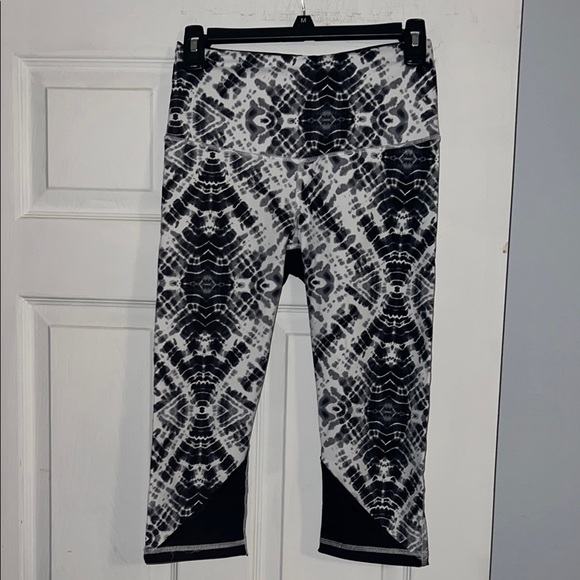 Victoria’s Secret Black Bas Court Tie Dye High Waisted Knockout Crop Leggings - Picture 3 of 12